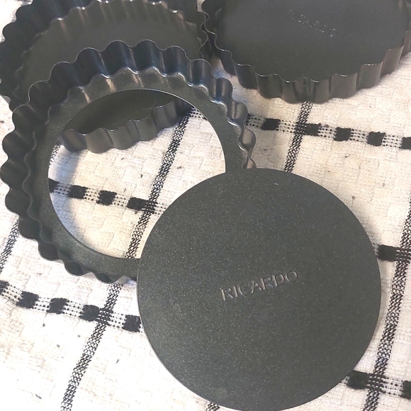 Three mini tart/pie‎ pans - Picture 2 of 2